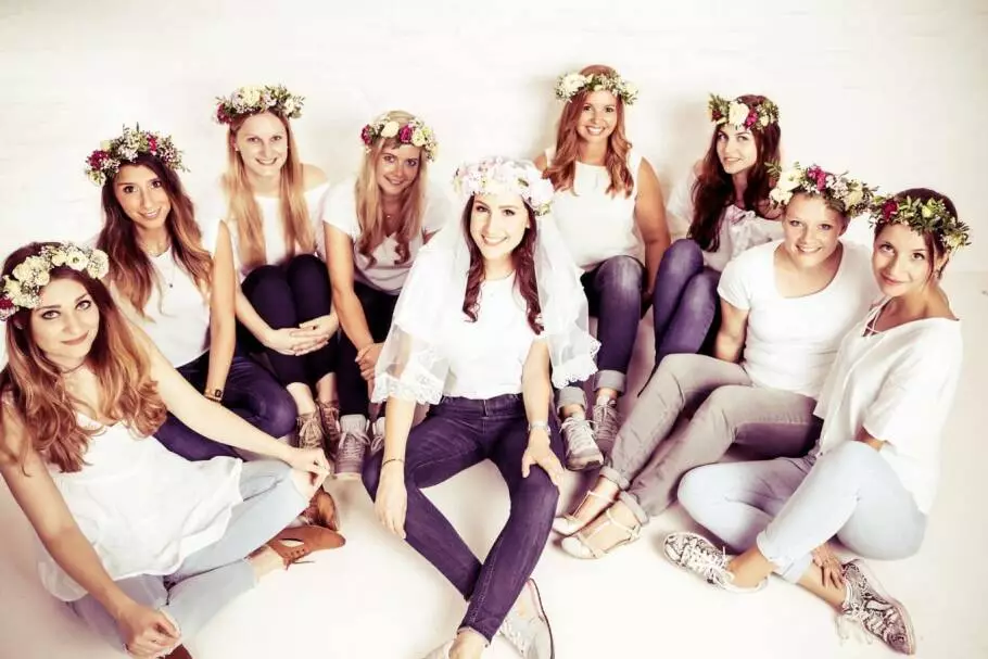 Foto von einer JGA-Gruppe bei einem Junggesellinnen-Fotoshooting beim Beautyshots Fotostudio in Hamburg